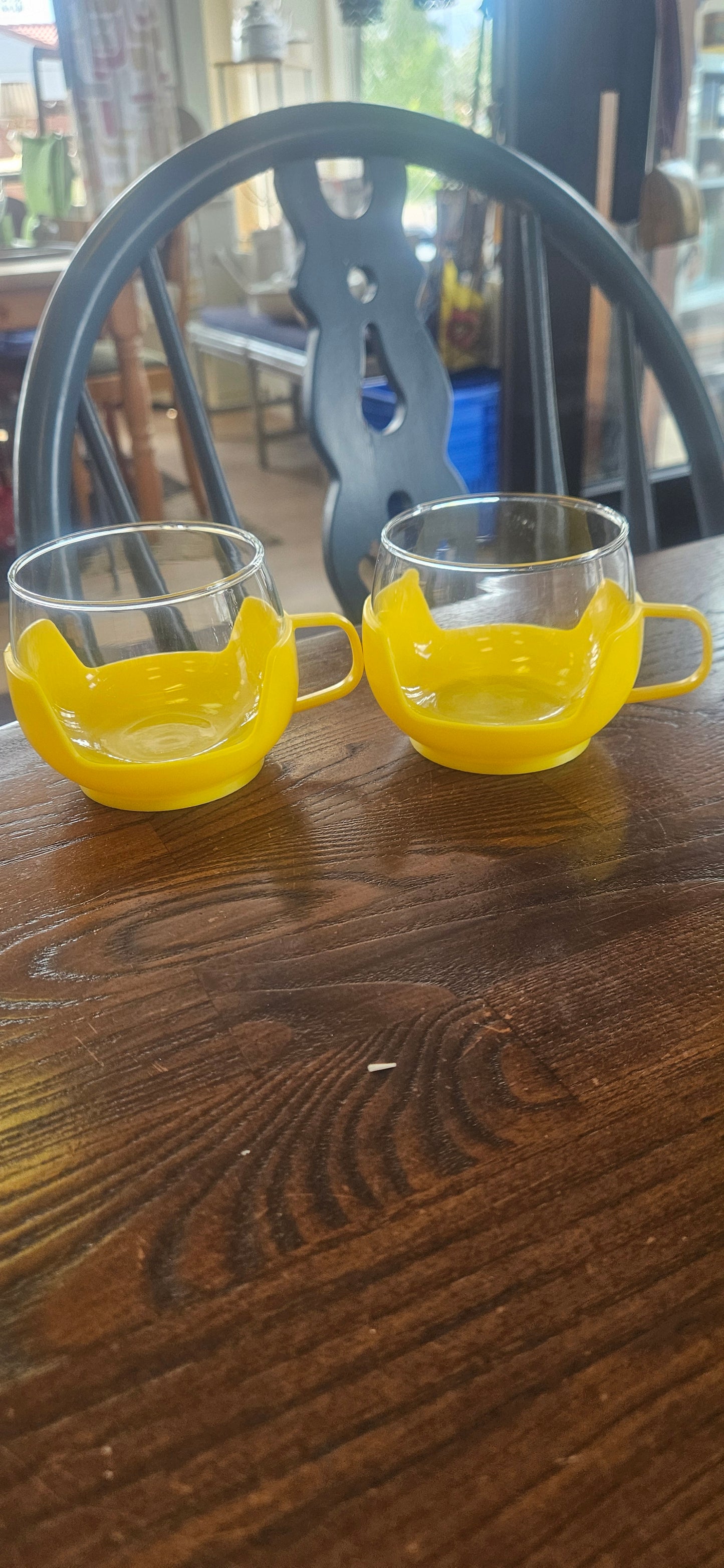 Kaffekoppar med tillhörande bricka