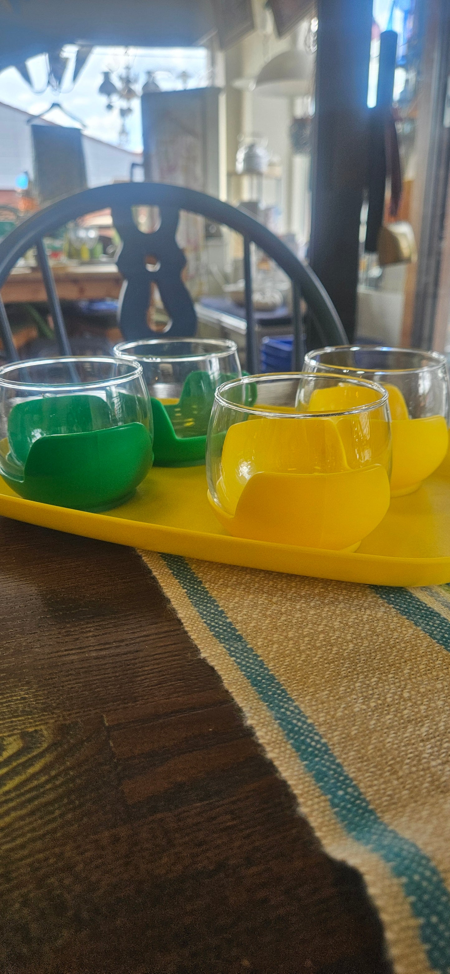 Kaffekoppar med tillhörande bricka