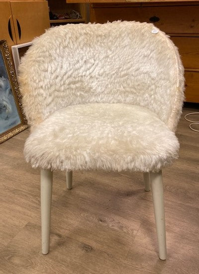 Stol med vit päls
